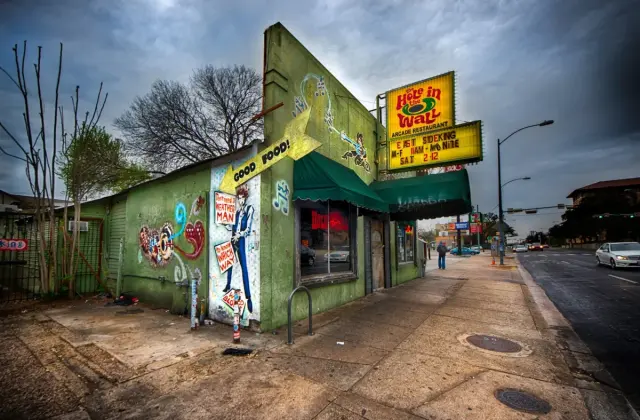 The Hole in the Wall, North Campus, Austin, happy hour venue
